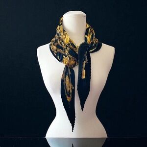 HERMES Collectors LE MORS A LA CONETABLE Pleated Silk Scarf and Cuffs SET